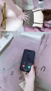 淫妻和老公打着电话偷情孩子还在敲着门