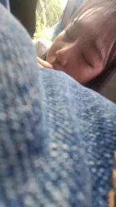 在车上就主动口起来还不忘把精液吃完