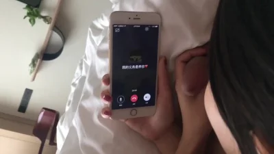 大学生真骚一边和网友语音一边吃着鸡巴