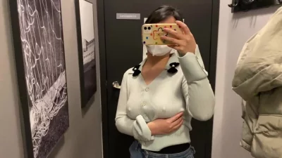 母狗在试衣间忍不住犯瘾了