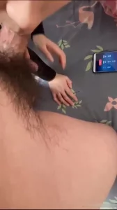 淫荡人妻被老公打电话查岗 丝毫不慌接起手机 我干的太猛，淫荡人妻差点