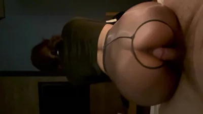 “把我的肥臀拍下来，我发给我男闺蜜看～”