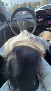 少妇在特斯拉里给我舔