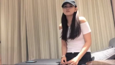 抱着美臀骑乘位深插(下面有她完整视频和联系方式)